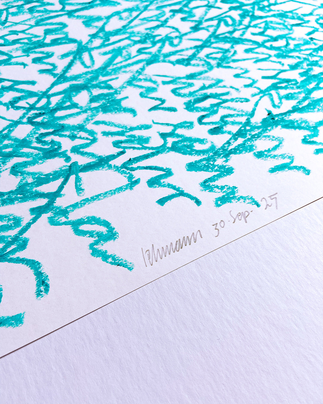 Detailaufnahme des blauen Ölpastells und der Signatur auf weißem Papier