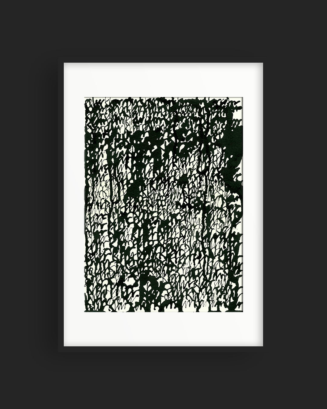 Chirografisches Unikat in schwarzer Tusche auf cremefarbenem Karton, gerahmt mit schwarzem Rahmen und Passepartout auf dunkelgrauem Hintergrund