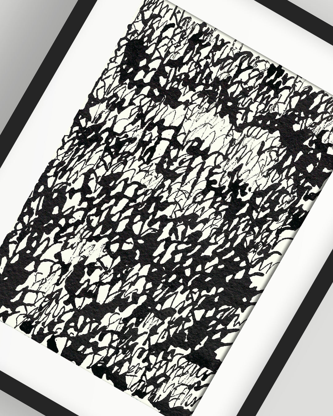 Nahaufnahme eines chirografischen Unikats in schwarzer Tusche auf cremefarbenem Karton, 12,5 × 18 cm, gerahmt mit schwarzem Rahmen und Passepartout auf grauem Hintergrund