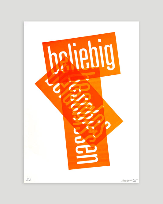 Siebruck mit den Worten »beliebig«, »belanglos« und »beschissen« in Neonorange, gesetzt in schmaler Groteskschrift auf weißem Karton, ungerahmt auf hellgrauem Hintergrund, nummeriert und signiert