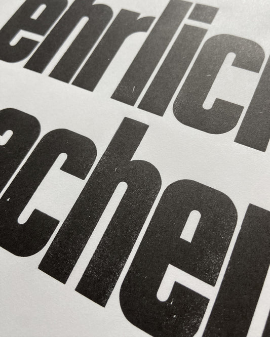 Detailaufnahme des handgesetzten Bleisatz-Druckes in schwarzer Groteskschrift auf Dünndruckpapier