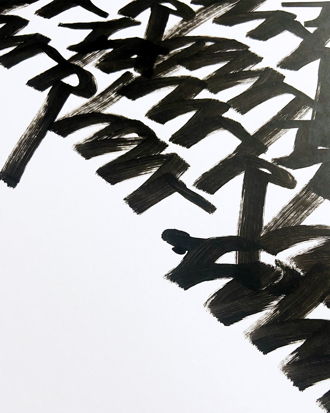 Detailaufnahme der Handschrift in schwarzer Acrylfarbe auf weißem Papier