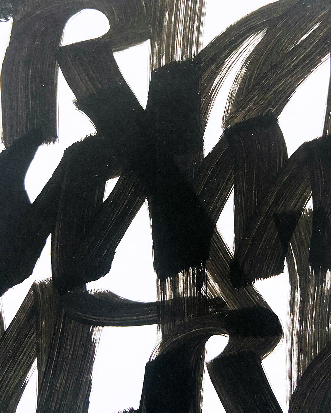 Detailaufnahme der schwarzen Acrylfarbe  auf weißem Papier, handgeschrieben