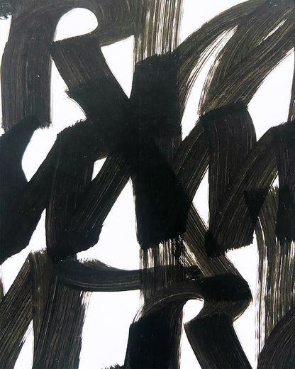 Detailaufnahme der schwarzen Acrylfarbe  auf weißem Papier, handgeschrieben