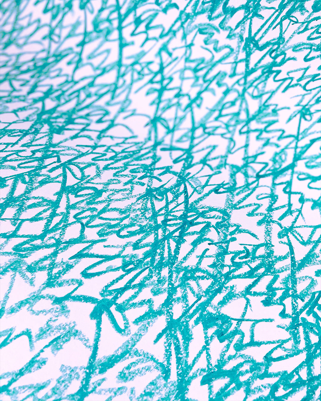 Detailaufnahme des blauen Ölpastells auf weißem Papier, handgeschrieben