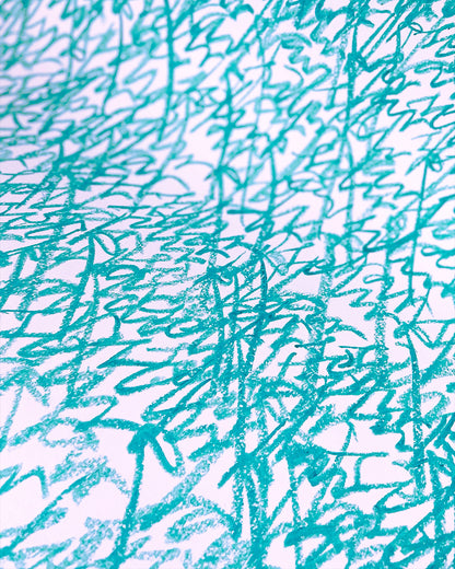 Detailaufnahme des blauen Ölpastells auf weißem Papier, handgeschrieben