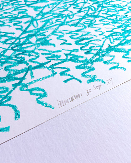 Detailaufnahme des blauen Ölpastells und der Signatur auf weißem Papier