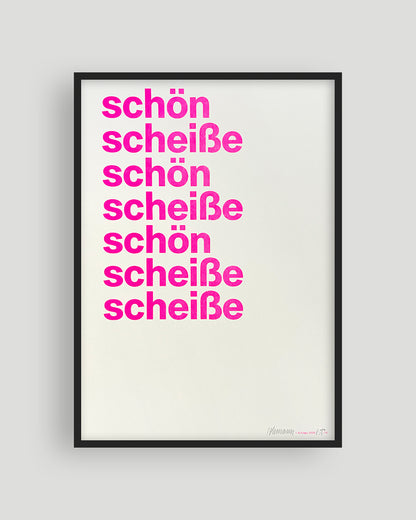 RISO-Druck mit den Worten »schön« und »scheiße« in pinker Groteskschrift auf cremefarbenen Papier, gerahmt mit schwarzem Rahmen vor hellgrauem Hintergrund, nummeriert und signiert