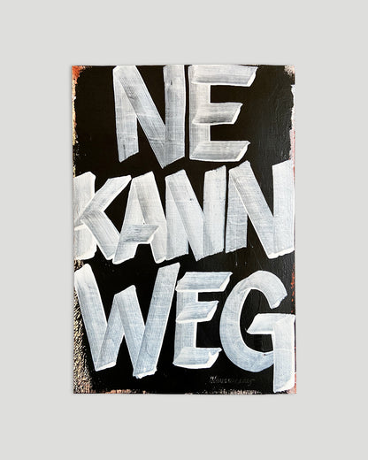 Mixed-Media-Unikat mit den Worten „NE KANN WEG“ auf Karton, ungerahmt auf hellgrauem Hintergrund, signiert