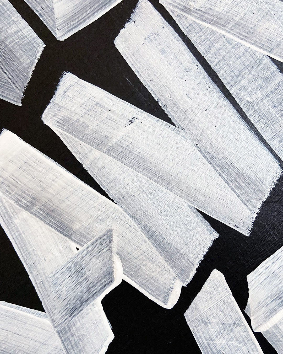 Detail der Buchstaben A, N, N eines Mixed-Media-Unikats, ungerahmt auf hellgrauem Hintergrund