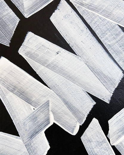 Detail der Buchstaben A, N, N eines Mixed-Media-Unikats, ungerahmt auf hellgrauem Hintergrund