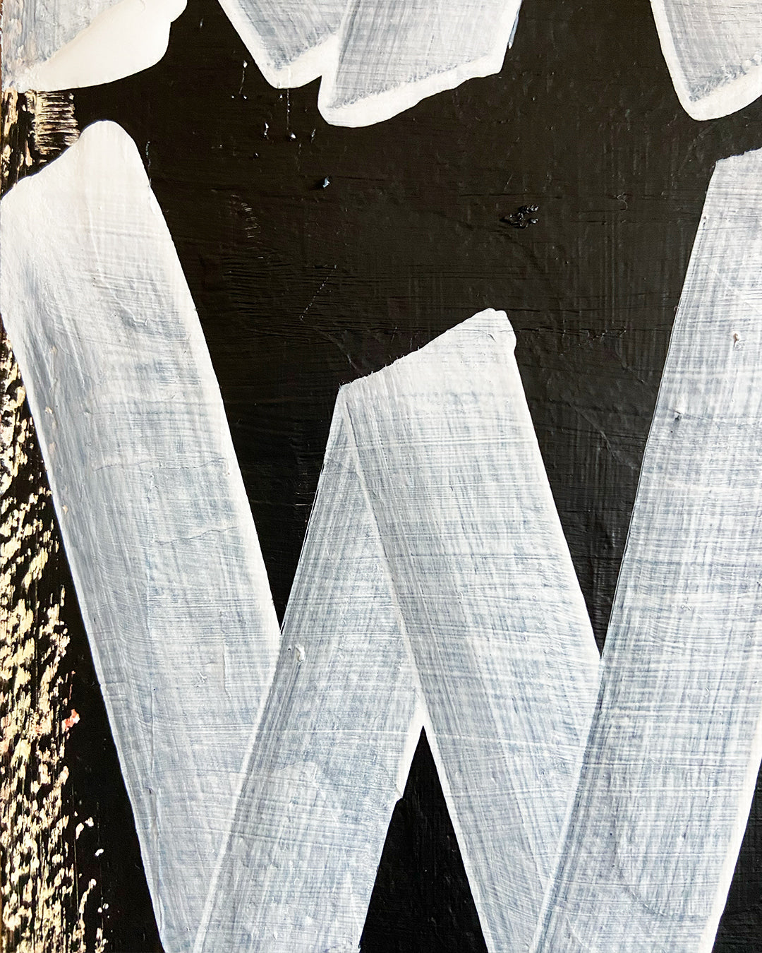 Detail des Buchstaben W eines Mixed-Media-Unikats, ungerahmt auf hellgrauem Hintergrund