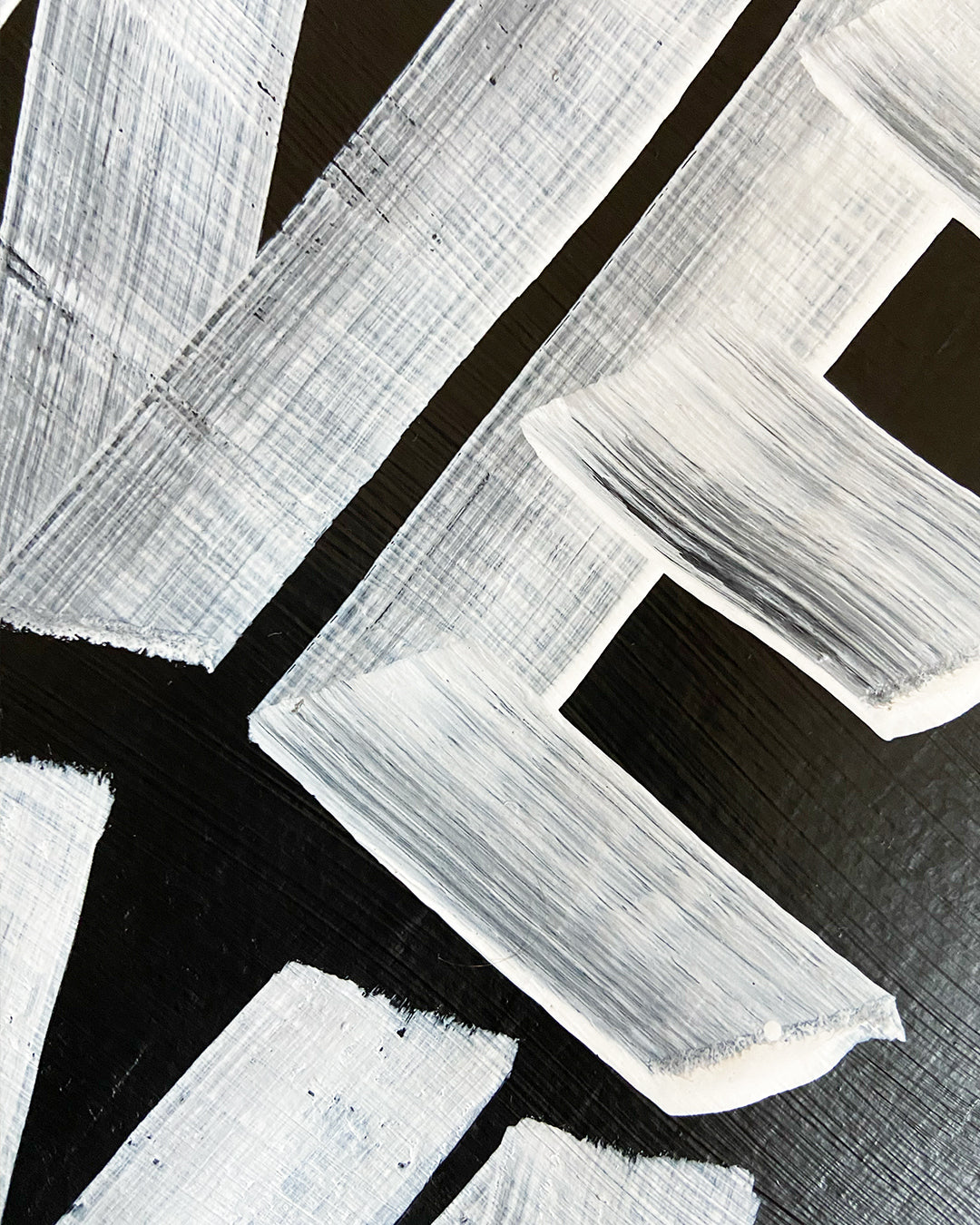 Detail der Buchstaben N und E eines Mixed-Media-Unikats, ungerahmt auf hellgrauem Hintergrund