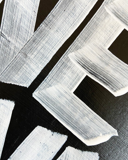 Detail der Buchstaben N und E eines Mixed-Media-Unikats, ungerahmt auf hellgrauem Hintergrund