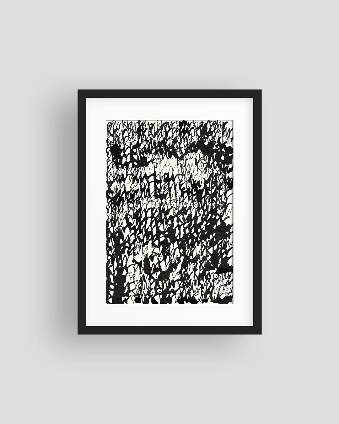 Chirografisches Unikat in schwarzer Tusche auf cremefarbenem Karton, 12,5 × 18 cm, gerahmt mit schwarzem Rahmen und Passepartout auf grauem Hintergrund