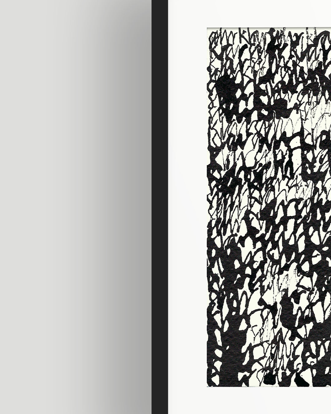 Linke Hälfte eines chirografischen Unikats in schwarzer Tusche auf cremefarbenem Karton, gerahmt mit schwarzem Rahmen und Passepartout auf grauem Hintergrund