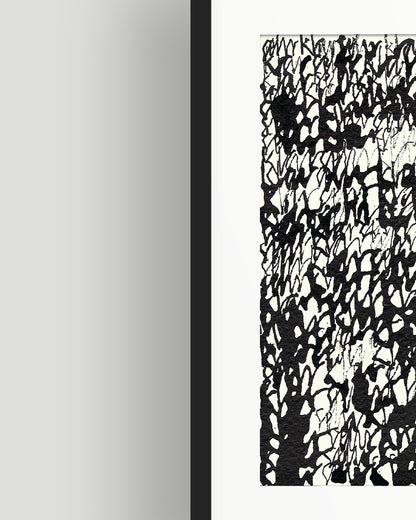 Linke Hälfte eines chirografischen Unikats in schwarzer Tusche auf cremefarbenem Karton, gerahmt mit schwarzem Rahmen und Passepartout auf grauem Hintergrund