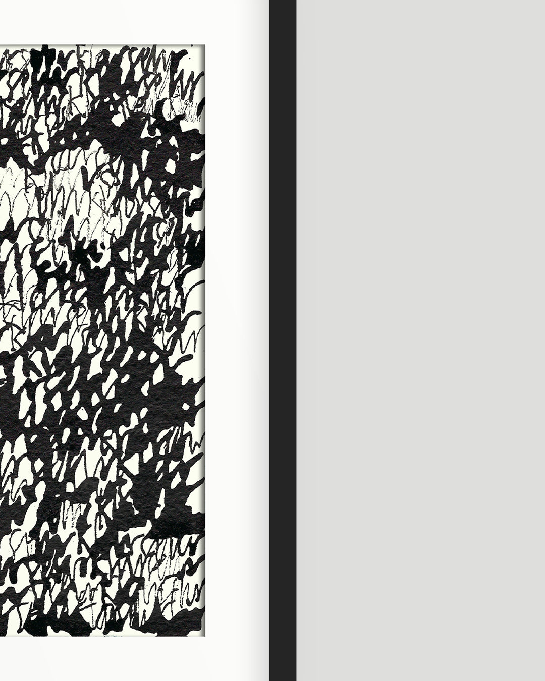 Rechte Hälfte eines chirografischen Unikats in schwarzer Tusche auf cremefarbenem Karton, gerahmt mit schwarzem Rahmen und Passepartout auf grauem Hintergrund