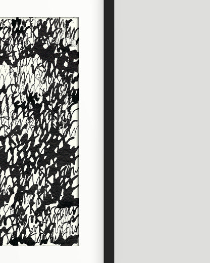 Rechte Hälfte eines chirografischen Unikats in schwarzer Tusche auf cremefarbenem Karton, gerahmt mit schwarzem Rahmen und Passepartout auf grauem Hintergrund