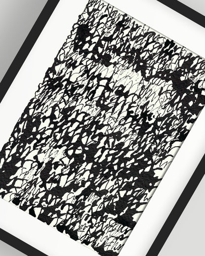 Nahaufnahme eines chirografischen Unikats in schwarzer Tusche auf cremefarbenem Karton, 12,5 × 18 cm, gerahmt mit schwarzem Rahmen und Passepartout auf grauem Hintergrund