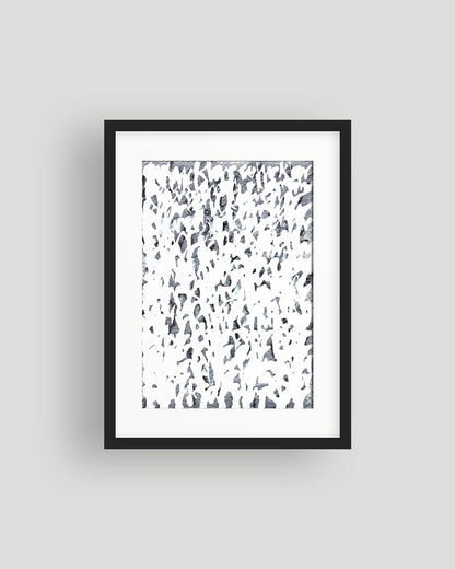 Chirografisches Unikat in schwarzer, silberner und weißer Acrylfarbe auf Karton, 12,5 × 18 cm, gerahmt mit schwarzem Rahmen und Passepartout auf grauem Hintergrund