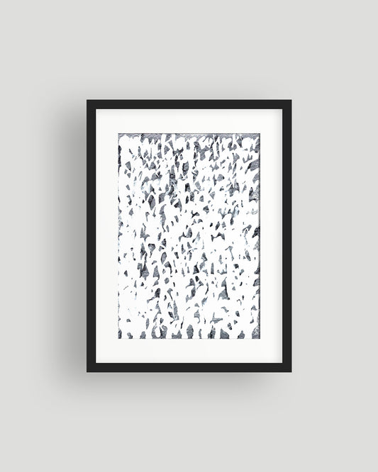 Chirografisches Unikat in schwarzer, silberner und weißer Acrylfarbe auf Karton, 12,5 × 18 cm, gerahmt mit schwarzem Rahmen und Passepartout auf grauem Hintergrund