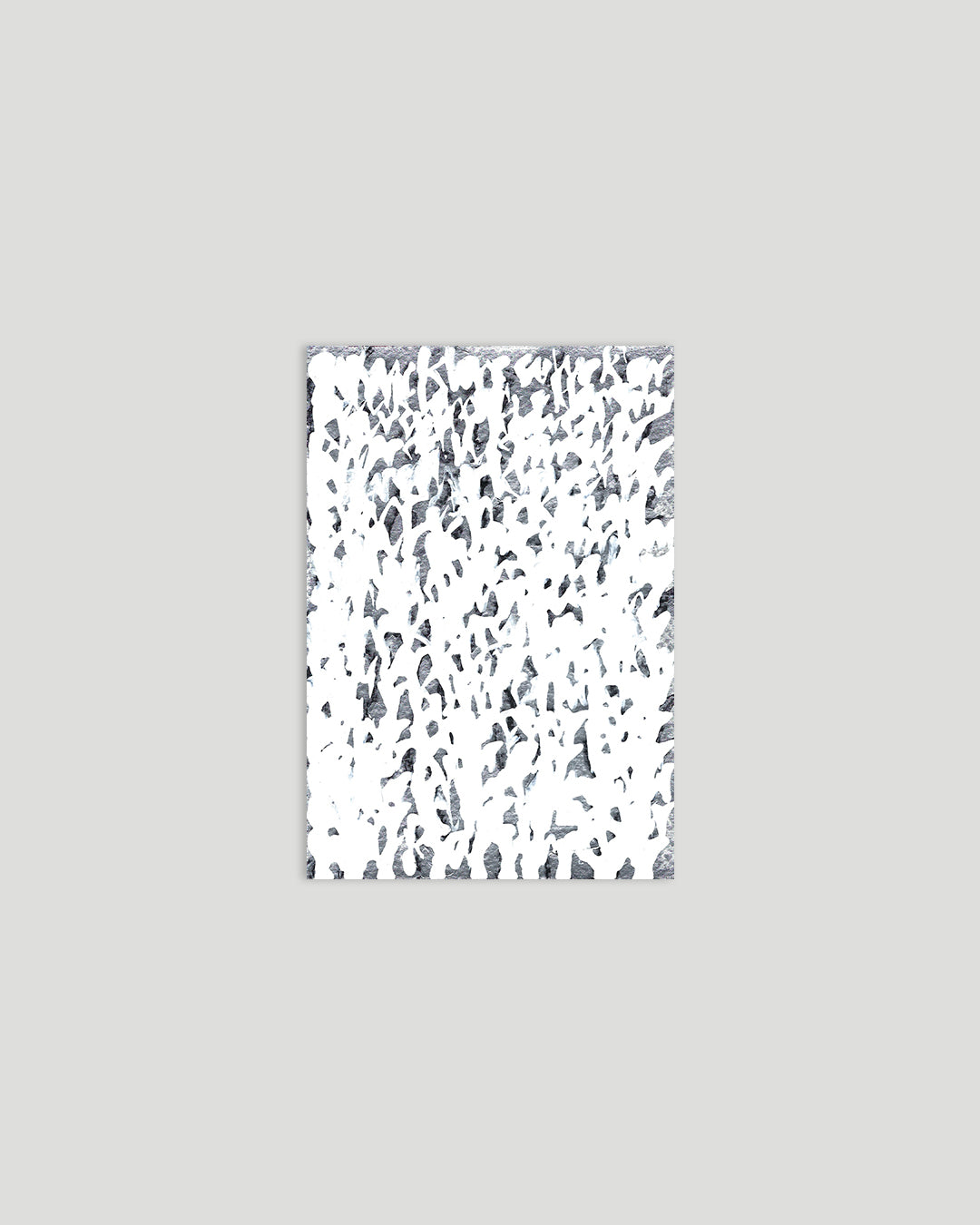 Chirografisches Unikat in schwarzer, silberner und weißer Acrylfarbe auf Karton, 12,5 × 18 cm, ungerahmt auf grauem Hintergrund
