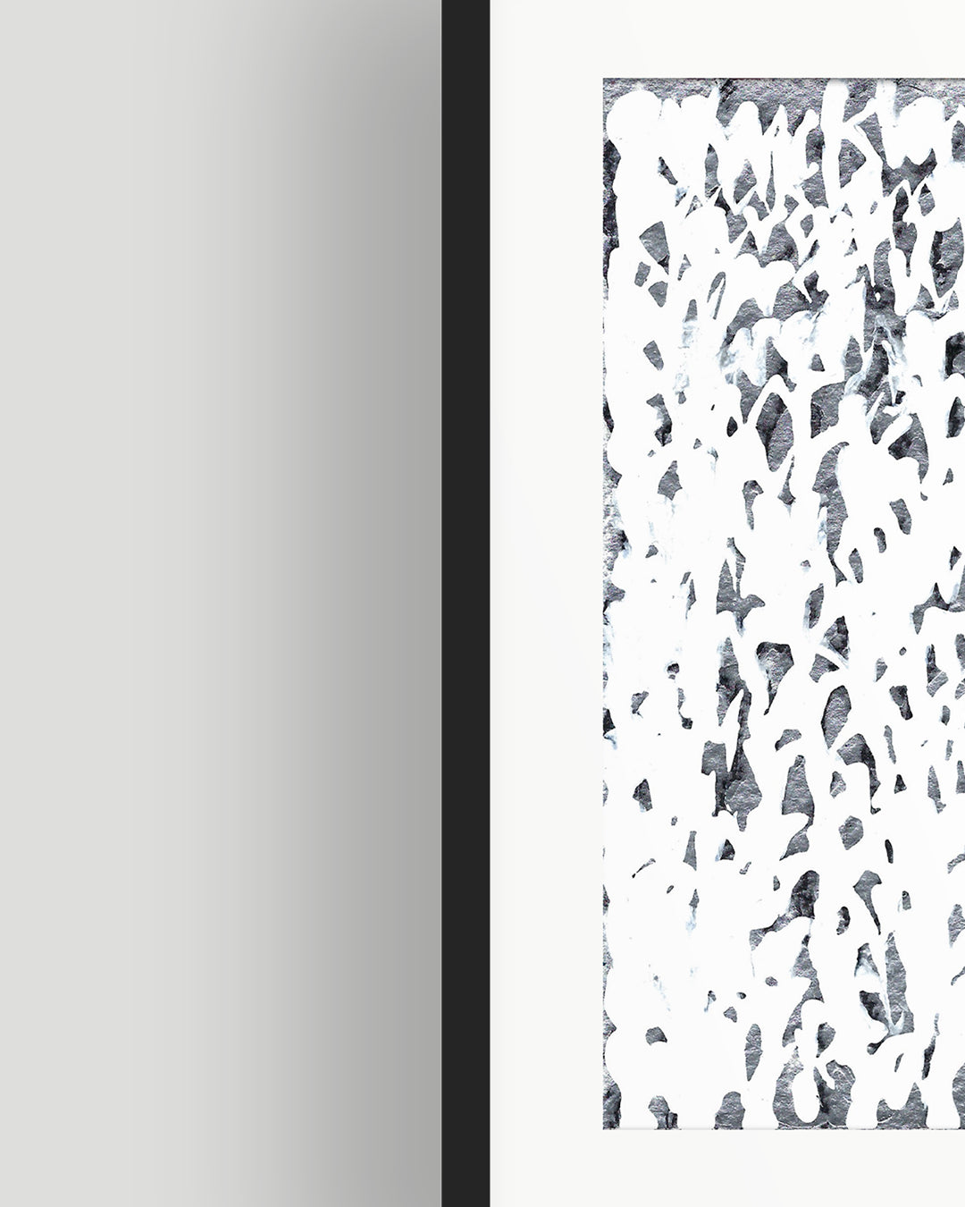 Linke Hälfte eines chirografischen Unikats in schwarzer, silberner und weißer Acrylfarbe auf Karton, gerahmt mit schwarzem Rahmen und Passepartout auf grauem Hintergrund