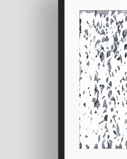 Linke Hälfte eines chirografischen Unikats in schwarzer, silberner und weißer Acrylfarbe auf Karton, gerahmt mit schwarzem Rahmen und Passepartout auf grauem Hintergrund