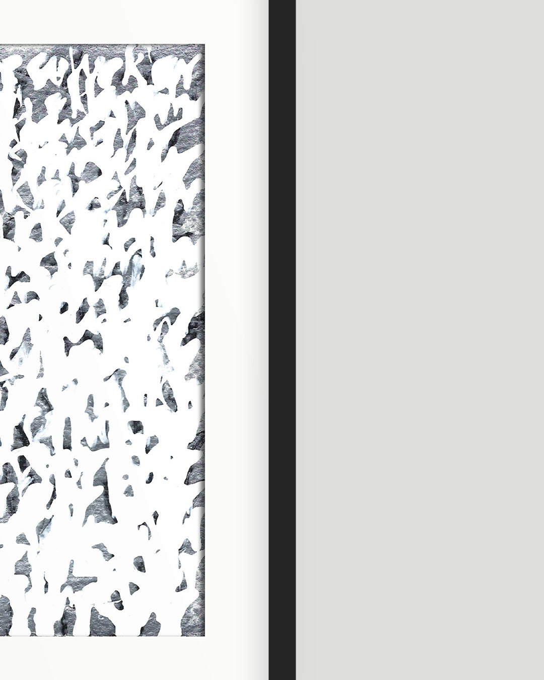 Rechte Hälfte eines chirografischen Unikats in schwarzer, silberner und weißer Acrylfarbe auf Karton, gerahmt mit schwarzem Rahmen und Passepartout auf grauem Hintergrund