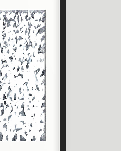 Rechte Hälfte eines chirografischen Unikats in schwarzer, silberner und weißer Acrylfarbe auf Karton, gerahmt mit schwarzem Rahmen und Passepartout auf grauem Hintergrund