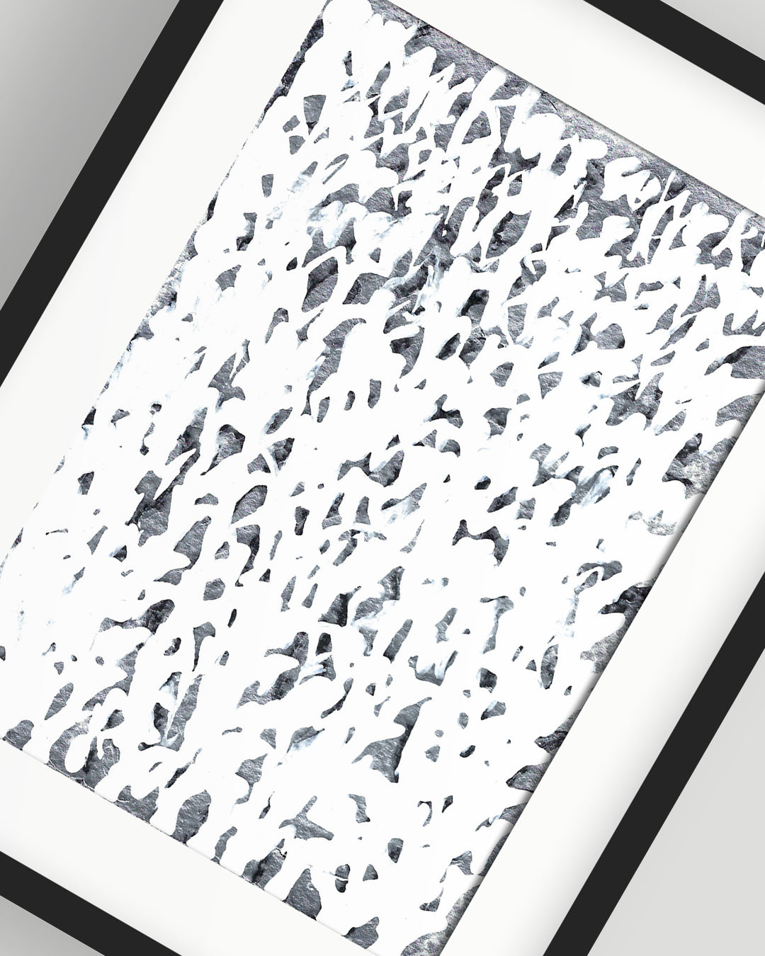 Nahaufnahme des Unikats in schwarzer, silberner und weißer Acrylfarbe auf Karton, gerahmt mit schwarzem Rahmen und Passepartout auf grauem Hintergrund