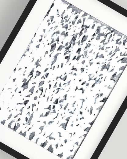 Nahaufnahme des Unikats in schwarzer, silberner und weißer Acrylfarbe auf Karton, gerahmt mit schwarzem Rahmen und Passepartout auf grauem Hintergrund