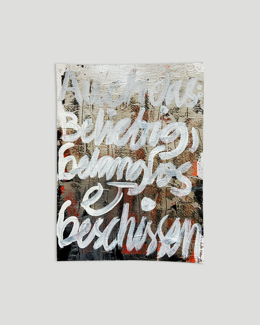 Chirografisches Mixed-Media-Unikat mit den Worten „Auch das: Beliebig, belanglos & beschissen“ auf Karton, ungerahmt auf hellgrauem Hintergrund