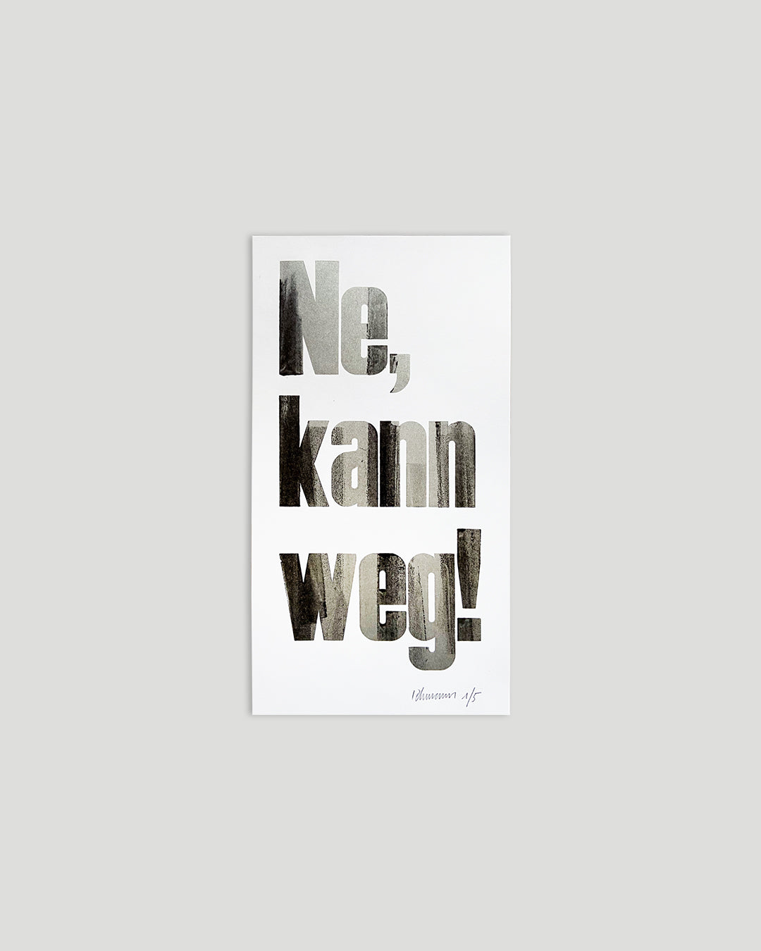 Handgedruckter Bleisatzdruck »Ne, kann weg!« mit schwarzer und silberner Typografie auf weißem Papier.