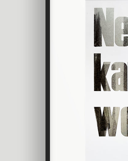 Detailansicht des gerahmten Bleisatzdrucks »Ne, kann weg!« mit sichtbarem Passepartout und schwarzer sowie silberner Typografie.
