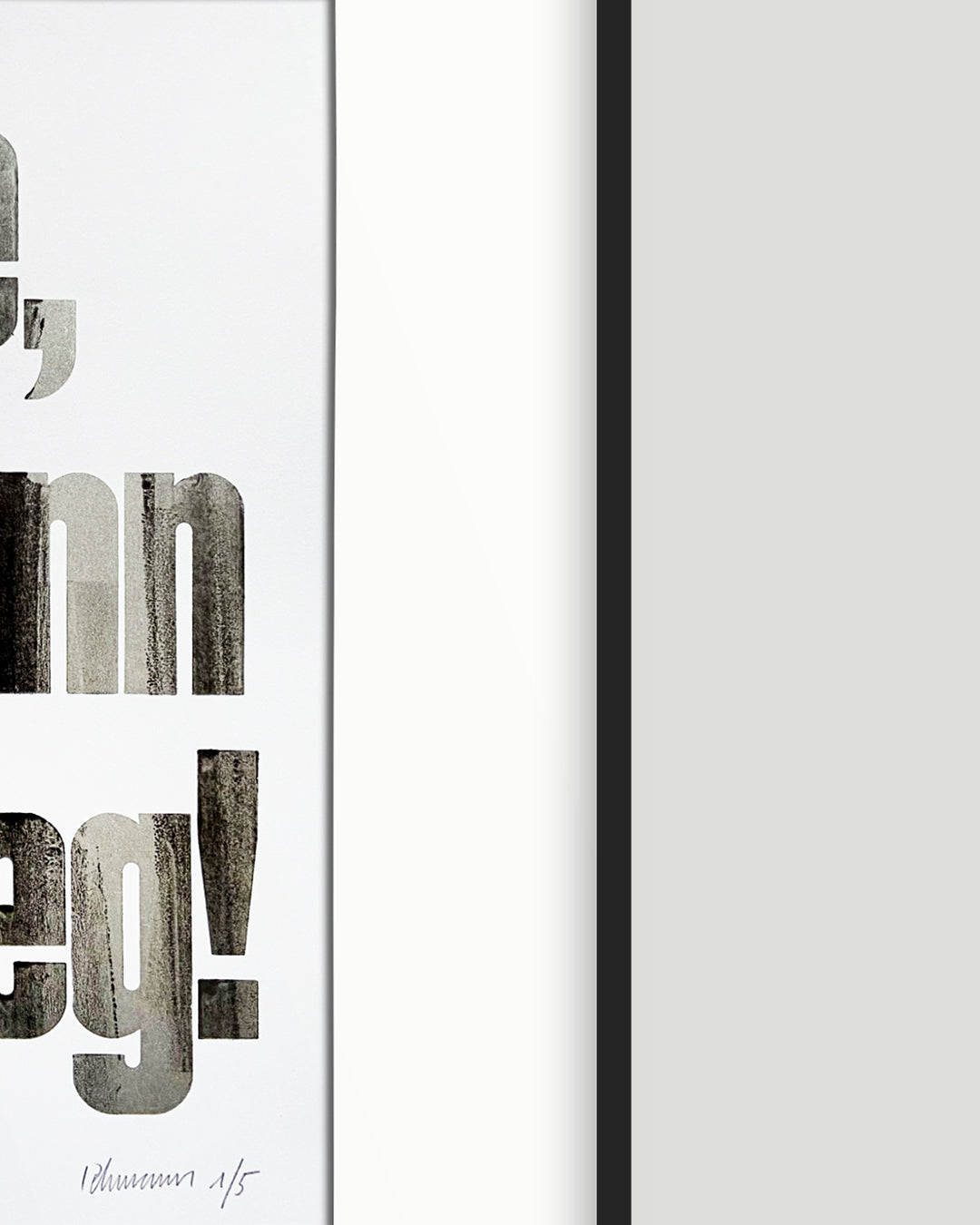Nahaufnahme des gerahmten Bleisatzdrucks »Ne, kann weg!« mit Signatur und typografischem Motiv in Schwarz und Silber.
