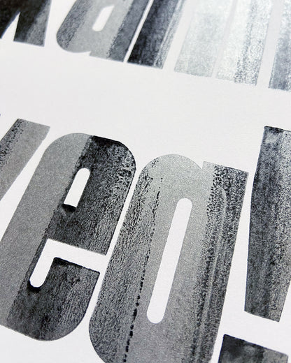Detailaufnahme des handgedruckten Bleisatzdrucks »Ne, kann weg!« mit markanter schwarzer und silberner Typografie auf weißem Papier.