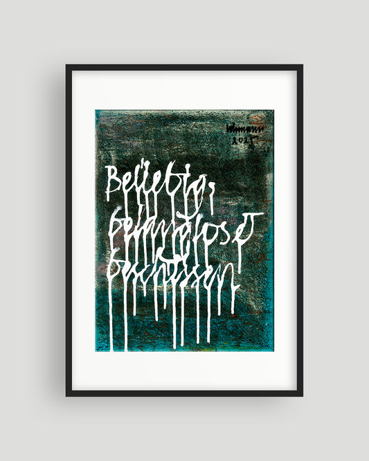 Chirografisches Mixed-Media-Unikat mit den Worten „Beliebig, belanglos & beschissen“ auf Karton, gerahmt mit schwarzem Rahmen und Passepartout auf hellgrauem Hintergrund, signiert