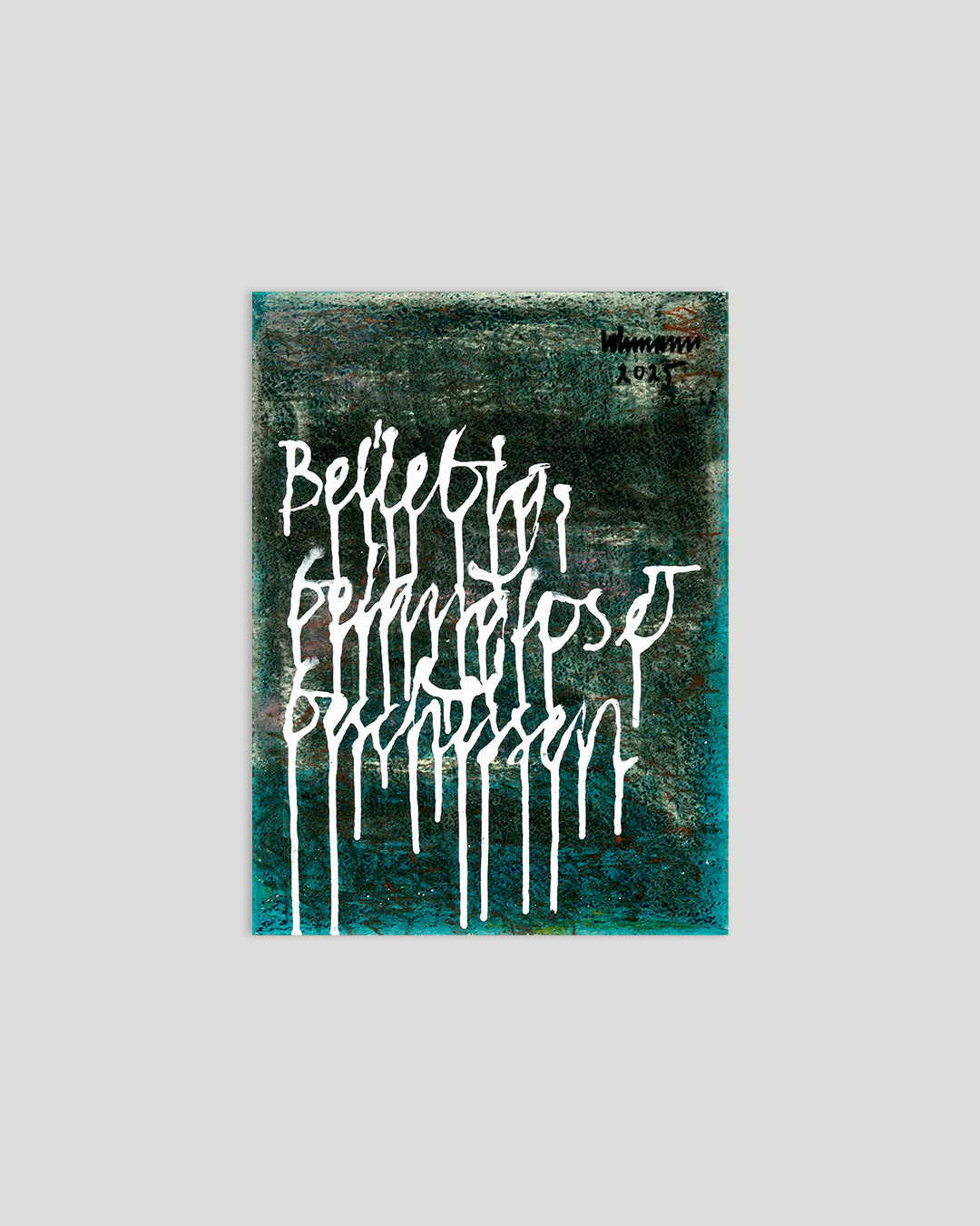 Chirografisches Mixed-Media-Unikat mit den Worten „Beliebig, belanglos & beschissen“ auf Karton, ungerahmt auf hellgrauem Hintergrund, signiert