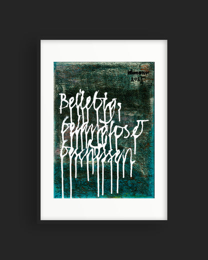 Chirografisches Mixed-Media-Unikat mit den Worten „Beliebig, belanglos & beschissen“ auf Karton, gerahmt mit schwarzem Rahmen und Passepartout auf dunkelgrauem Hintergrund, signiert