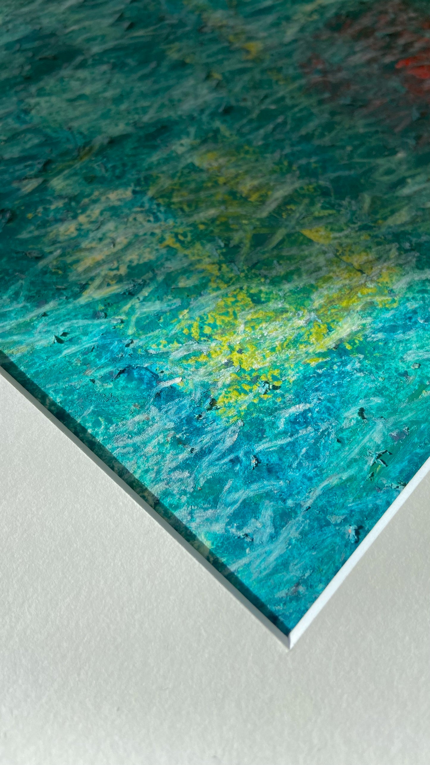 Detail einer mehrfarbigen Chirografie in Ölpastell und Kreide auf Karton, gerahmt mit Passepartout