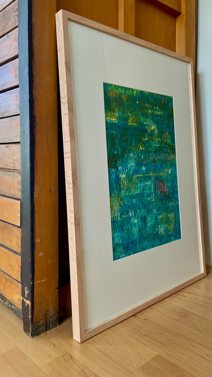 Mehrfarbige Chirografie in Ölpastell und Kreide auf Karton, gerahmt mit Passepartout und Holzrahmen, lehnend an Schrank