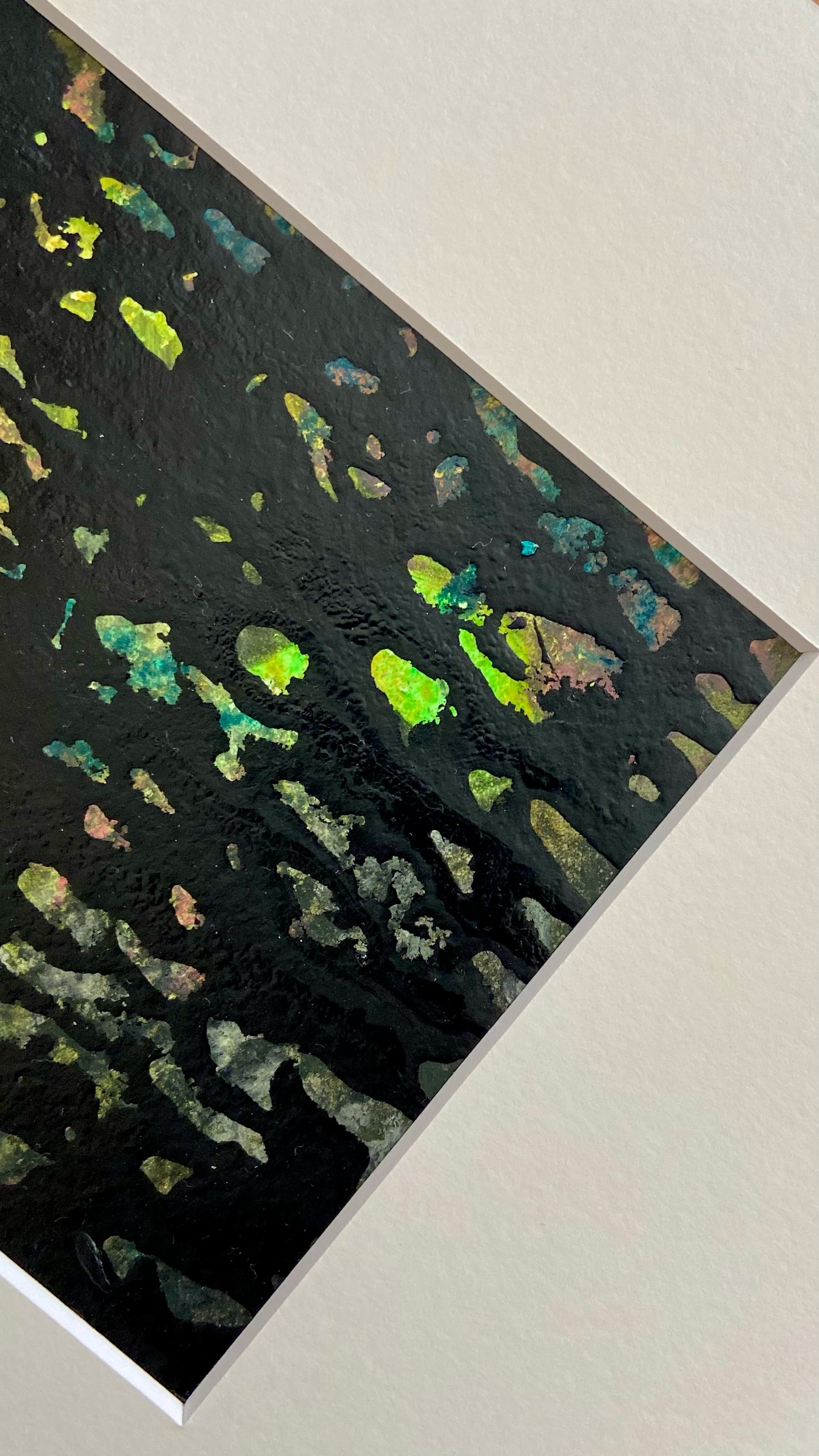 Detail einer mehrfarbigen Chirografie in Acryl und Kreide auf Karton, gerahmt mit Passepartout