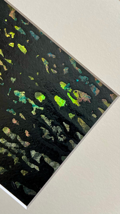 Detail einer mehrfarbigen Chirografie in Acryl und Kreide auf Karton, gerahmt mit Passepartout