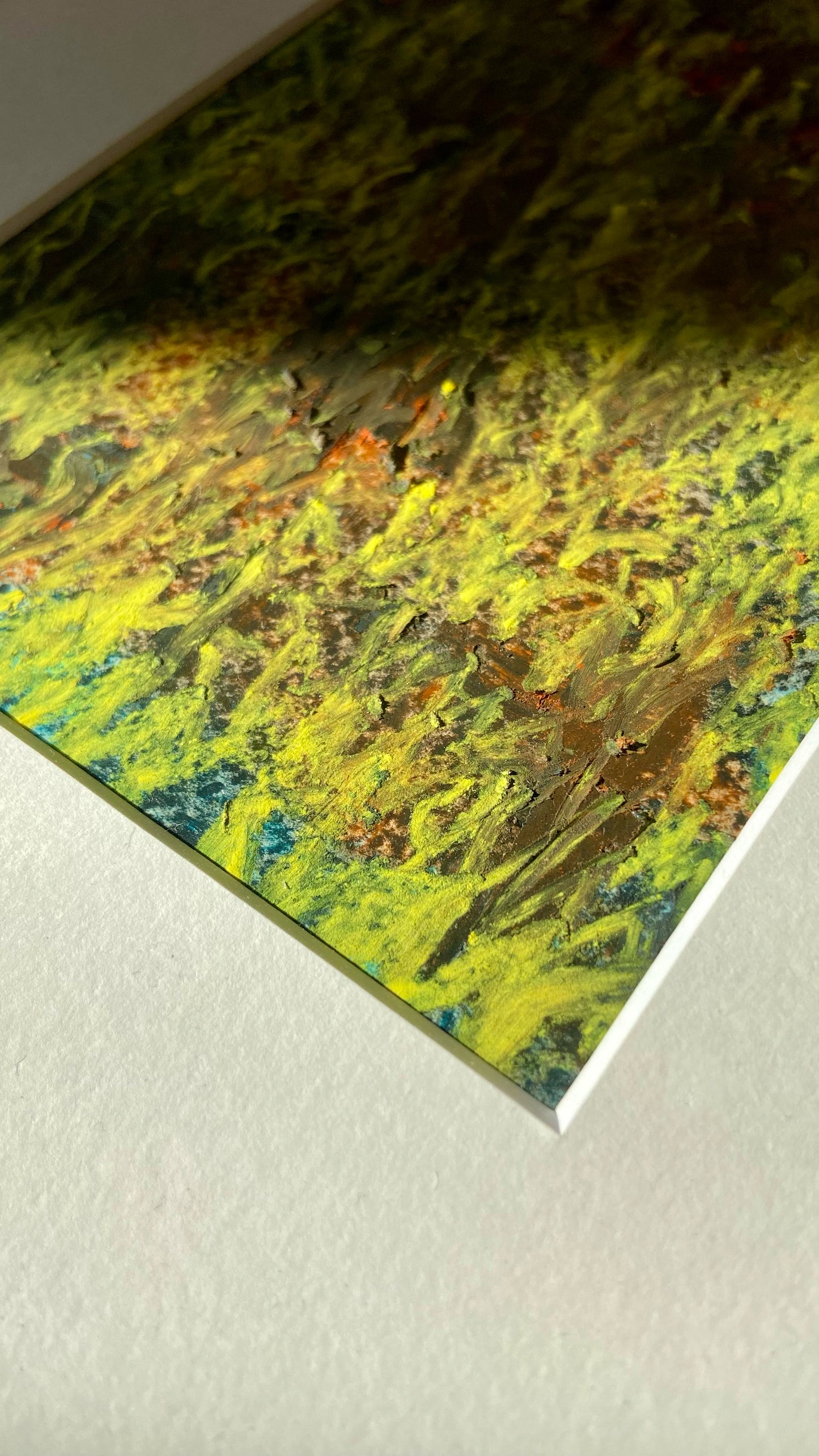 Detail einer mehrfarbigen Chirografie in Kreide und Ölpastell auf Karton, gerahmt mit Passepartout und Aluminiumrahmen, partiell mit Sonnenlicht beleuchtet