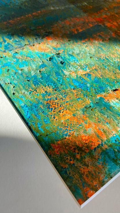 Detail einer mehrfarbigen Chirografie in Ölpastell und Kreide auf Karton, gerahmt mit Passepartout, partiell mit Sonnenlicht beleuchtet