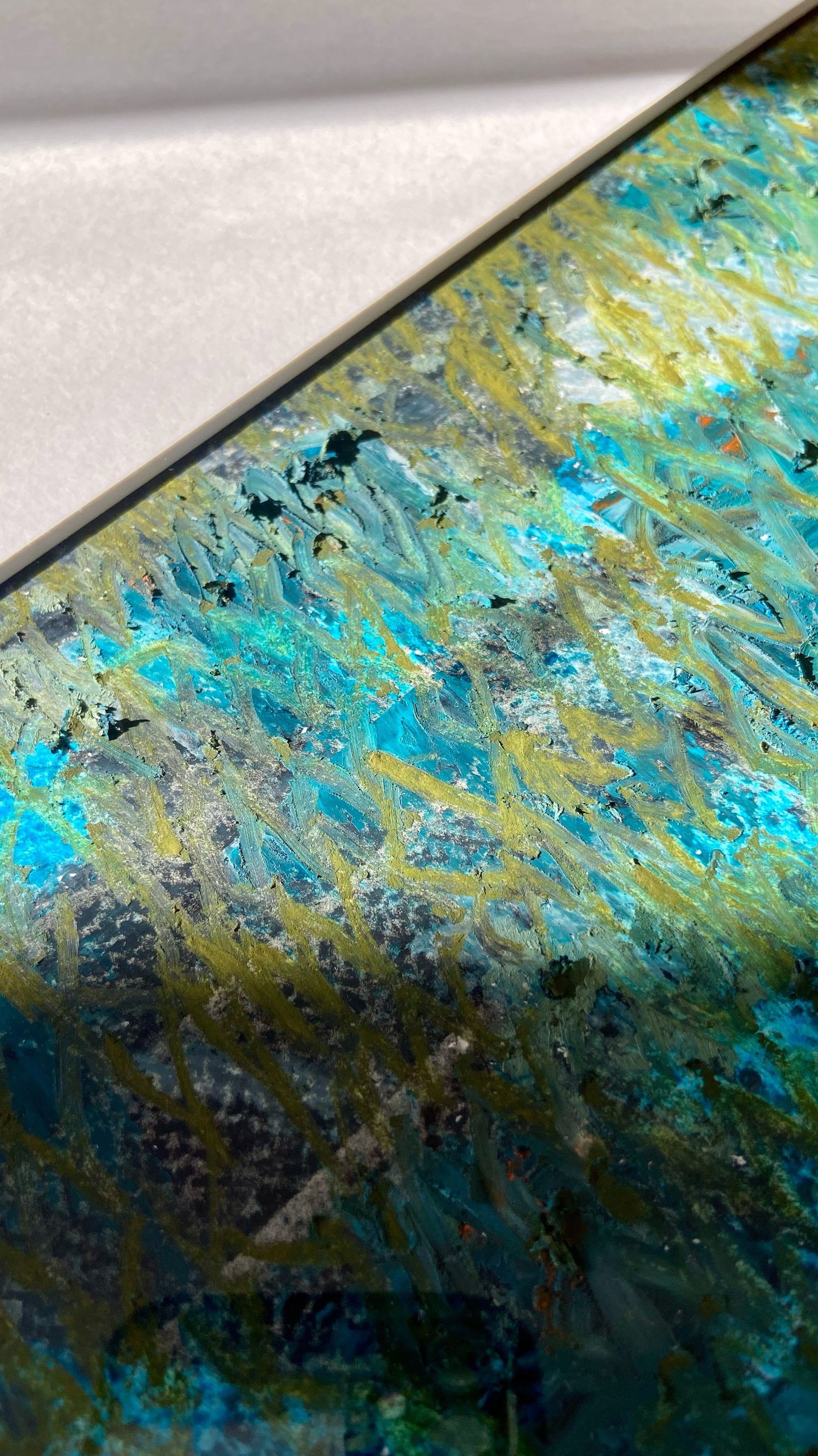 Detailaufnahme einer mehrfarbigen Chirografie in Ölpastell und Kreide auf Karton, gerahmt mit Passepartout, partiell mit Sonnenlicht beleuchtet