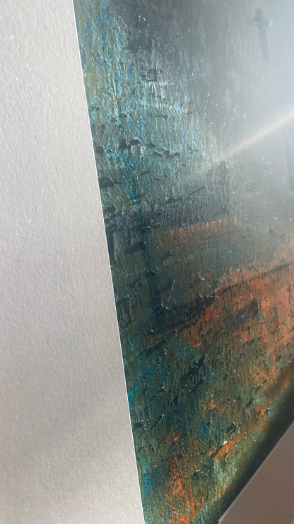 Ausschnitt einer mehrfarbigen Chirografie in Ölpastell und Kreide auf Karton, gerahmt mit Passepartout, mit Reflexion des Sonnenlichts