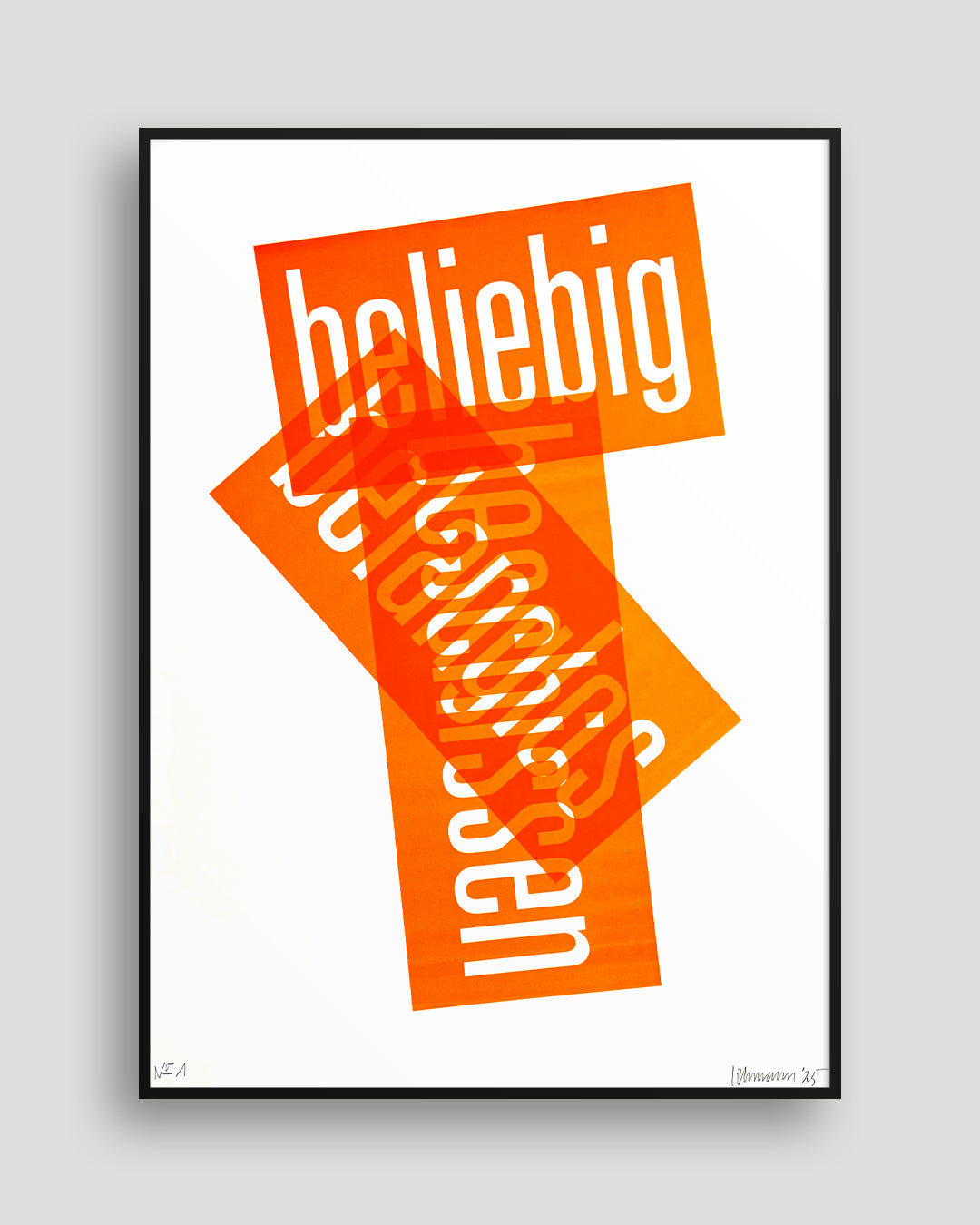 Siebruck mit den Worten »beliebig«, »belanglos« und »beschissen« in Neonorange, gesetzt in schmaler Groteskschrift auf weißem Karton, gerahmt mit schwarzem Rahmen auf hellgrauem Hintergrund, nummeriert und signiert